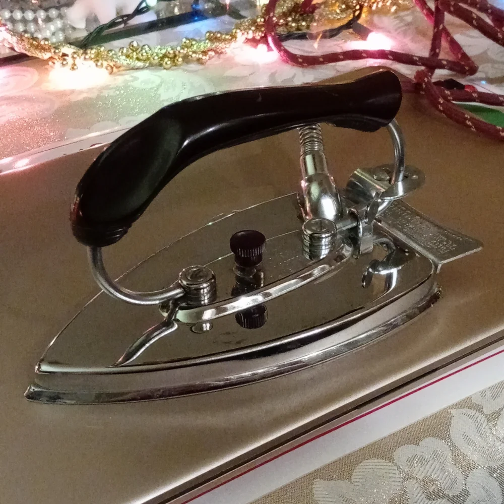 Vintage Durabilt travel iron
